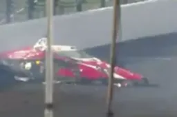 Mega crash of Spencer Pigot just before the end of Indy 500