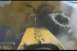 Video: De KEIHARDE crash van Magnussen!