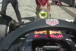 Verstappen tikt monteur aan tijdens de pitstop VT1 Duitsland