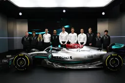 Mercedes W13 direct na onthulling op asfalt Silverstone te bewonderen