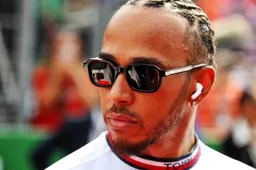 Kritiek op 'agressieve' Hamilton: 'Na alles wat Mercedes voor hem deed'