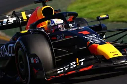 Verstappen sonríe tras cortar la hierba en Australia, pero no está contento con Hamilton