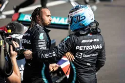Hamilton ontkent Verstappen opgehouden te hebben en sneert naar Grosjean