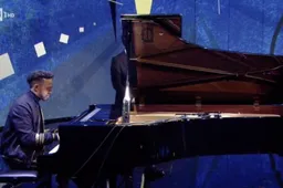 Gevoelige Lewis Hamilton showt piano skills met Adele cover!
