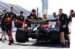 Red Bull stuurt Max Verstappen de pits in voor technische wissel