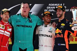 Hamilton: Vettel was boos om zijn tweede plek na de race!