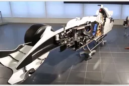 Formule 1-wagen doormidden geknipt... zo ziet het eruit!