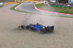 Eerste rode vlag in Spaanse kwalificatie: Bottas en Albon het grind in