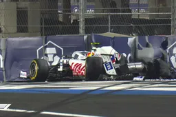 Verstappen aan de leiding na eerste crash en safety car in Saoedi-Arabië