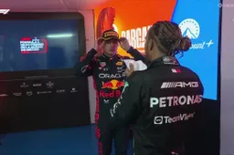 Hamilton lacht met Verstappen om Perez: 'Dat deed ik ook in Qatar'