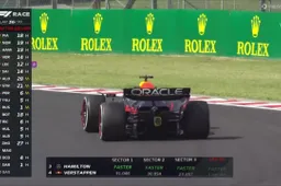 Woedende Verstappen foetert via boardradio: "Hij stuurt verdomme niet in!"