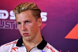 La FIA conferma il cambio di motore per Lawson al suo ritorno in Formula 1