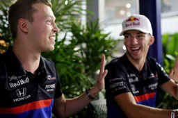 Wedstrijdje handtekeningen zetten tussen Kvyat en Gasly!