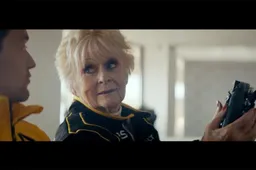 Video: 79-jarige oma scheurt met Renault F1 wagen!