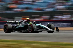 Hamilton "animado", Russell sufre en la FP2 de Silverstone