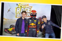 Video: Verstappen photobombt Formule 1 fans!