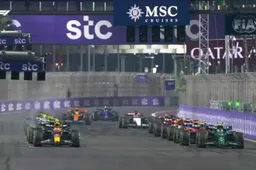 Verstappen blijft uit de problemen, penalty voor Alonso na megastart Jeddah