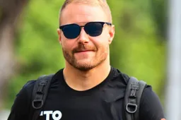 Valtteri Bottas showt een eigen T-shirt met een opmerkelijke quote