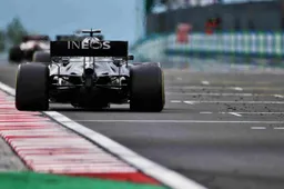 Video | Zo reageert Hamilton als hij hoort dat Verstappen achter hem rijdt