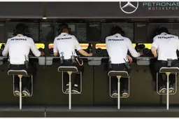 KIJKEN Debrief van Mercedes verklaart strategie die overwinning bracht