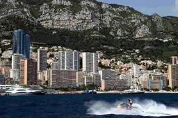 Verstappen en Norris zoeken elkaar op en maken dolle rit op jet-ski's