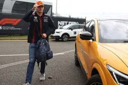 Wat doet Verstappen in zijn vakantie? 'We konden 34 keer de bal overkoppen'
