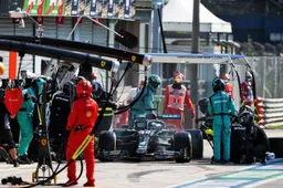 Mercedes: 'Normally Hamilton takes the blame, now the team has to do it'