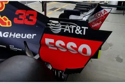 Klaar voor actie: Bolides van Verstappen en Ricciardo van dichtbij