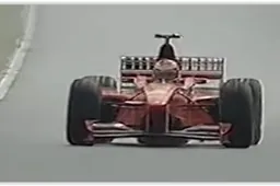 Kijken: Ferrari in '98 op Silverstone pakt slinks punten na fout stewards