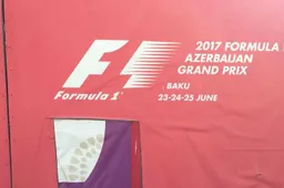 Ondertussen in Baku: Organisatie GP hergebruikt reclamedoeken uit 2017