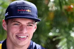 Max Verstappen kan toch nog een beetje lachen na de kwalificatie in Spanje