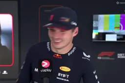 Verstappen plaisante avec un membre de l'équipe Red Bull à propos du départ