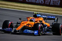Norris zwaait naar Verstappen tijdens inhaalactie in VT2