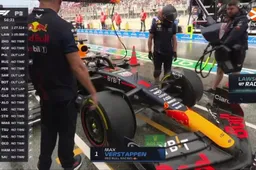 Verstappen houdt zijn Red Bull net uit de muur op nat Zandvoort