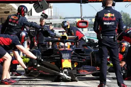 Monteurs van Red Bull Racing hoeven zich niet meer in het zweet te werken