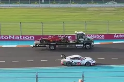 Camión con el coche de Leclerc en pista durante los entrenamientos libres