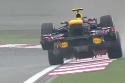 Mark Webber maakt een wheelie tijdens GP China 2012