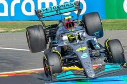 Hamilton deelt verkapte sneer uit aan Alonso met gesigneerde Mercedes-pet