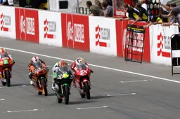 Opmerkelijk: Moto3-coureur crasht na finish met winnaar