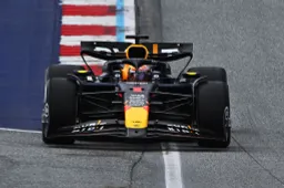 Verstappen en Norris maken contact en geven de zege aan Russell!