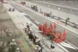 Bizar! Ferrari monteur wordt bijna geschept door Esteban Ocon