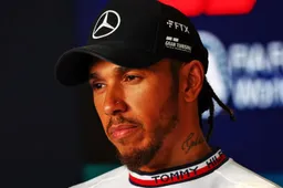 Est-ce la raison pour laquelle Hamilton a toujours sa main sur le volant ?