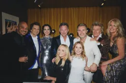 Horner recebe festa surpresa de aniversário da esposa