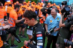 Ferrari-teambaas 'viert' zege Norris, spuit champagne met McLaren-cap