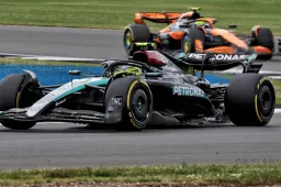 Hamilton wint zinderende regenrace in Silverstone, Verstappen tweede