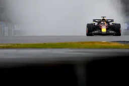 Russell snelste op Silverstone, Verstappen met spectaculaire spin naar P5