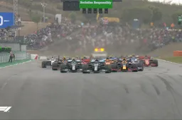 CHOAS bij start in Portugal; Verstappen tikt Perez van de baan!