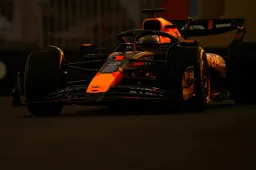 Verstappen krijgt tien seconden tijdstraf voor incident met Piastri in GP Abu Dhabi