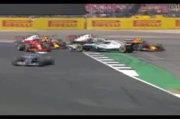 Raikkonen tikt Hamilton terug naar het achterveld tijdens start Silverstone
