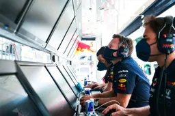 Horner geeft een rondleiding bij de nieuwe pitmuur van Red Bull Racing
